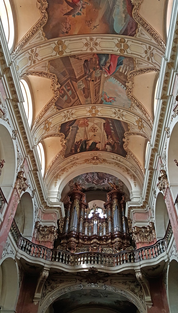 Organ and Ceiling